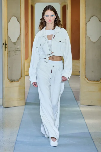 Look 18